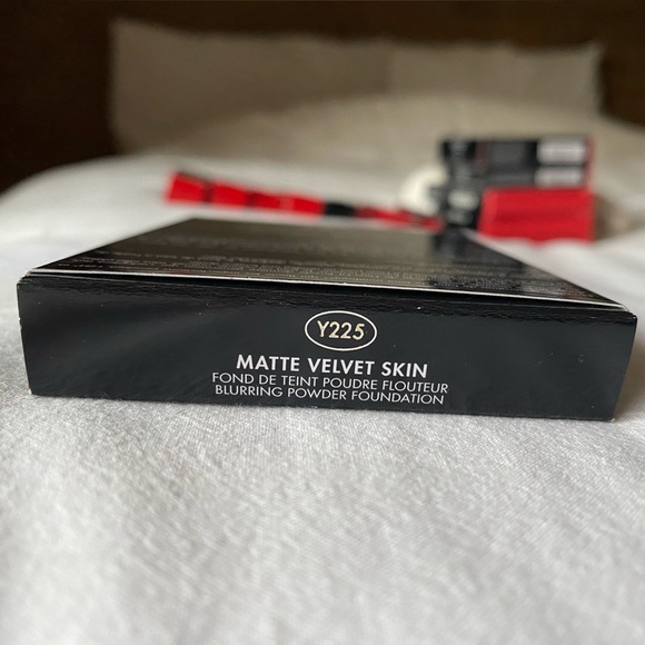 Matte Velvet Skin Powder Foundation shade Y225 - Picture 4 of 5